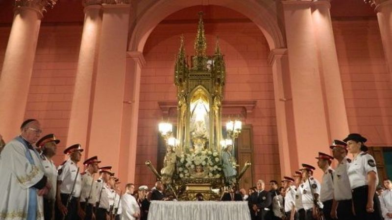 Una multitud caminó junto a la Virgen Morenita