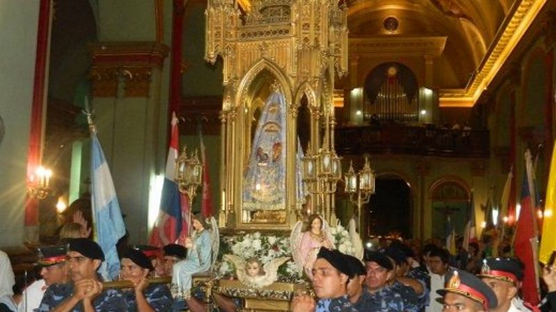 Una multitud caminó junto a la Virgen Morenita