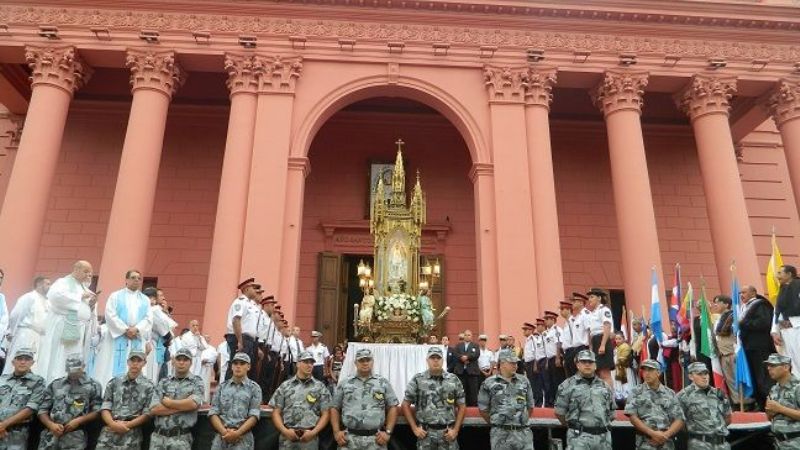 Una multitud caminó junto a la Virgen Morenita