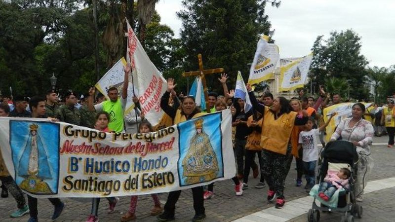 Una multitud caminó junto a la Virgen Morenita