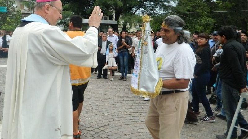 Una multitud caminó junto a la Virgen Morenita