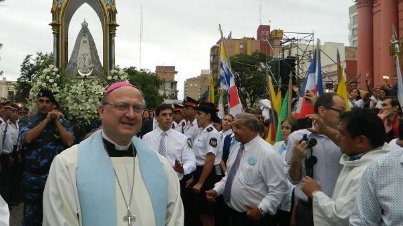 Una multitud caminó junto a la Virgen Morenita