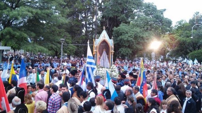 Una multitud caminó junto a la Virgen Morenita