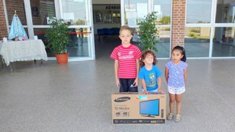 Donan TV para el área de pediatría del Hospital de Andalgalá