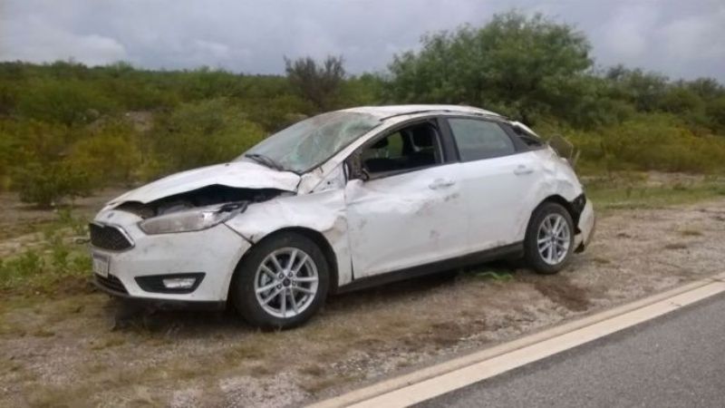 Se les reventó un neumático y terminaron volcando