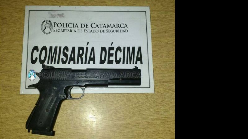 Demoran a un adolescente con un arma de plástico