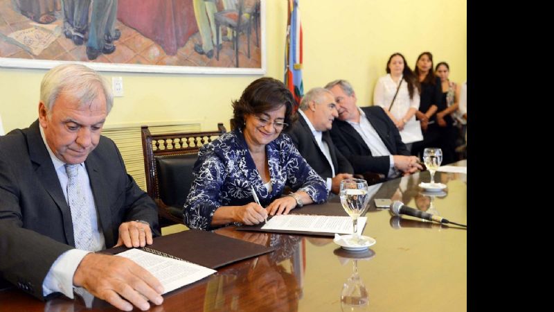 Lucía firmó un convenio por 50 millones para obras hídricas y viales
