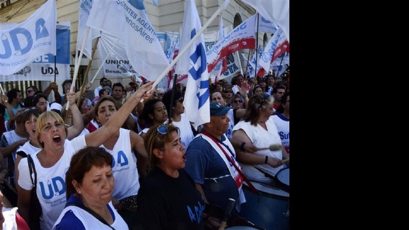 Docentes bonaerenses rechazan 24,1% en tres tramos ofrecido por Vidal
