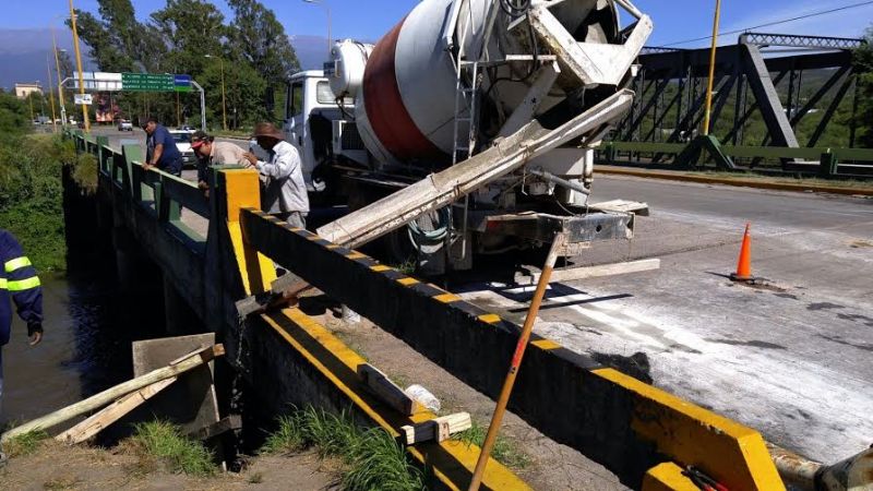 Media calzada habilitada sobre el puente sobre el Río del Valle