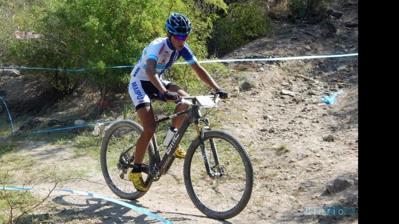 Comenzó el campeonato local de mountain-bike y Macías comenzó a volar