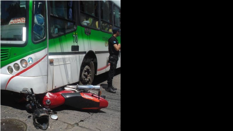 Una moto quedó debajo del colectivo tras un choque