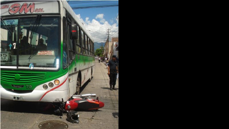 Una moto quedó debajo del colectivo tras un choque