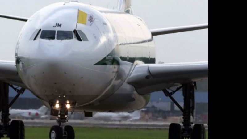 Un láser verde puso en alerta al vuelo que trasladó a Francisco