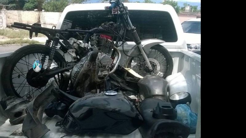 Secuestran una motocicleta y motopartes