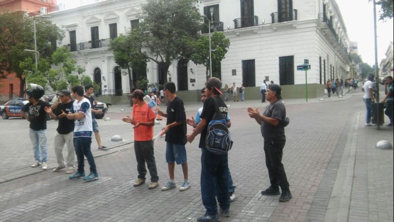 Trabajadores de seguridad se manifiestan por el retraso de los pagos