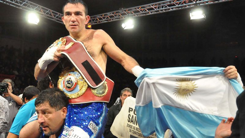 A los 40 años, Narváez se coronó campeón Latino FIB de los gallos