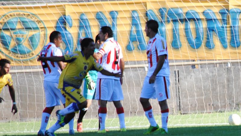 “Poli” con dos del “Vica”, que superó los 100 goles, venció al “León”
