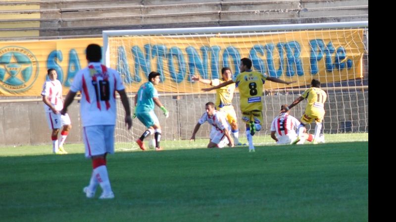 “Poli” con dos del “Vica”, que superó los 100 goles, venció al “León”