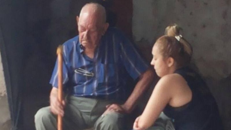 Manifestación de apoyo para el anciano desalojado en Valle Viejo