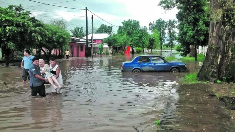 Desbordes de ríos y evacuados por las lluvias en el sur tucumano