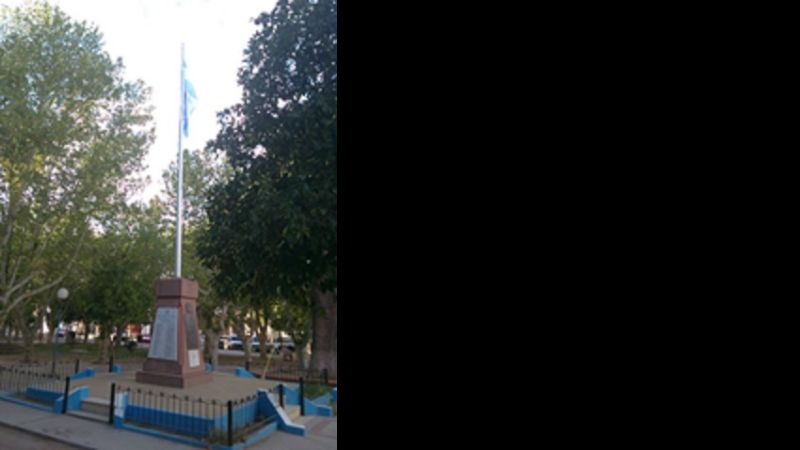 La Plaza 9 de Julio de Andalgalá ya tiene bandera en su mástil