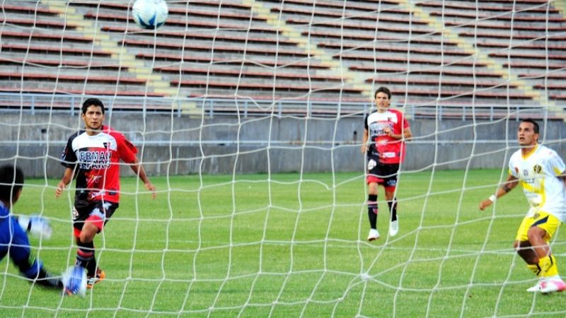 Policial venció 2-0 a Lastenia en Tucumán y lidera la Zona 10