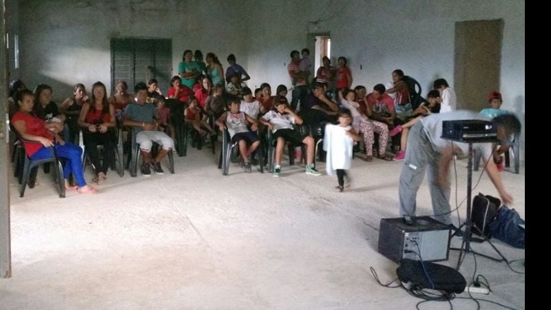 El Cine Móvil de Cultura por los Jardines de Ambato