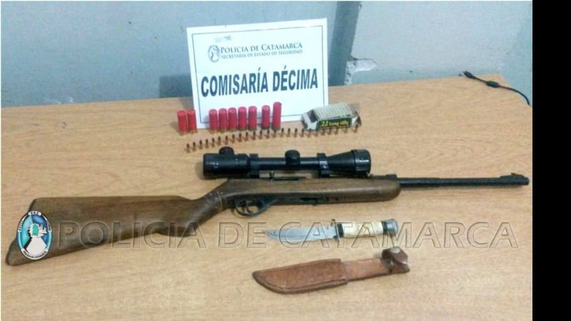Aprehenden a un hombre que llevaba en su auto una escopeta, cartuchos y un puñal