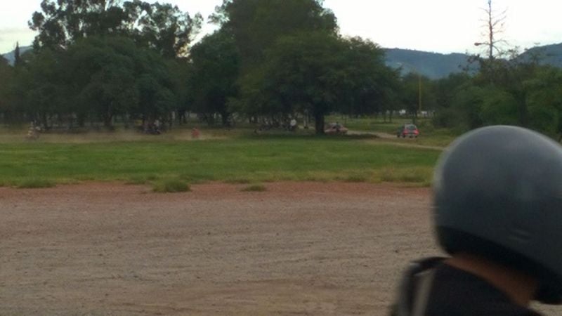 Increible: carreras de motos en el Parque, ante la mirada de la Guardia Urbana