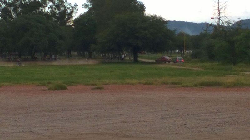 Increible: carreras de motos en el Parque, ante la mirada de la Guardia Urbana