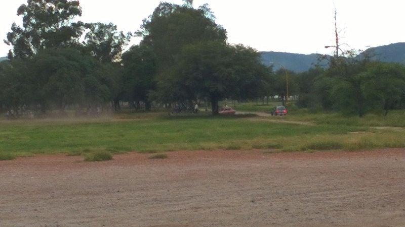 Increible: carreras de motos en el Parque, ante la mirada de la Guardia Urbana