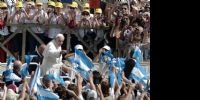 BANDERAS ARGENTINAS, Un nuevo clásico del Vaticano, con Francisco como Papa.