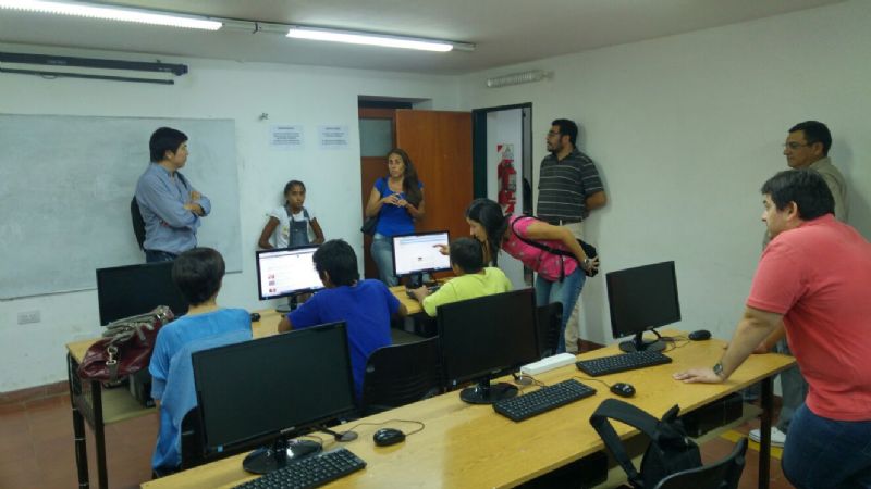 Brindarán cursos de computación a chicos y chicas de instituciones