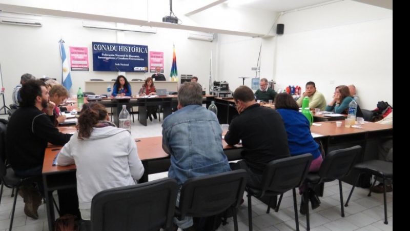 Docentes universitarios van al paro