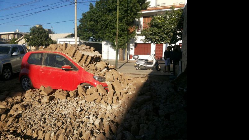 Dejó el auto en una playa y se le cayó una pared