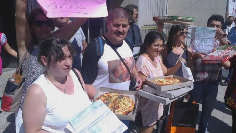 Vecinos de Río Cuarto quisieron pagar la luz “con dos pizzas”