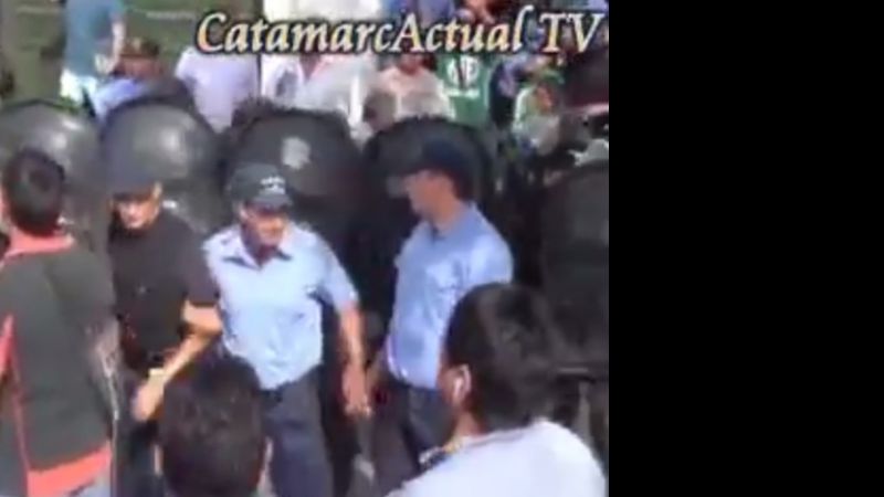 Forcejeos y tensión en protesta de estatales