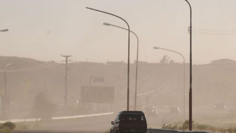 Fuerte viento azota la ciudad y hay alerta por tormentas