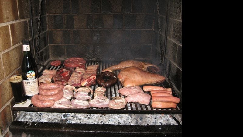 Obligación de  informar el precio del fernet, pero no el de la carne