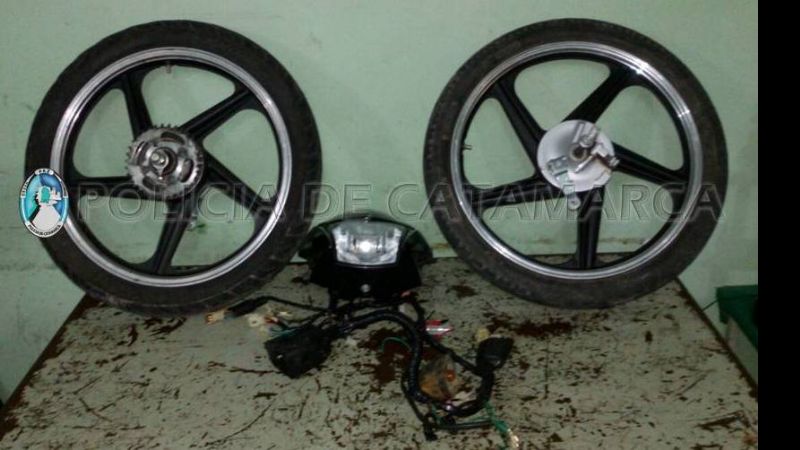 Arrestan a dos sujetos cuando trasportaban moto partes