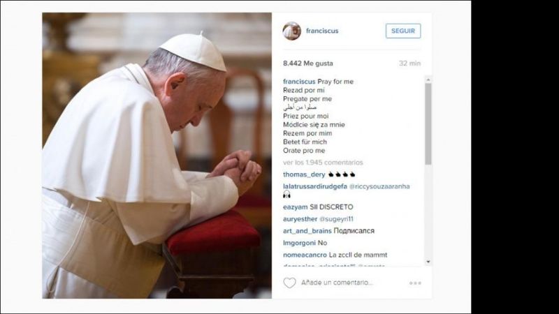 Una foto de Francisco rezando en soledad, primera imagen en Instagram