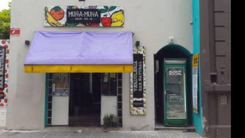 Un tucumano instala una Heladera Social contra el hambre y la marginalidad