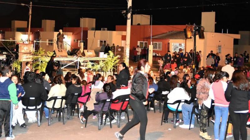 Entusiasta participación de vecinos en la “Serenata en Valle Chico”