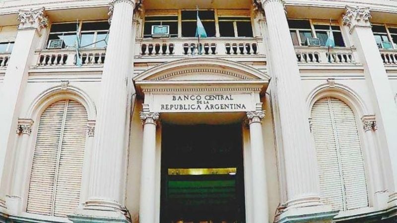 Suben 20% las comisiones bancarias y las cajas de ahorro serán gratuitas