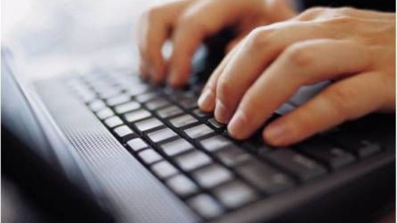 Docente detenido por “ciber-acoso” a un alumno