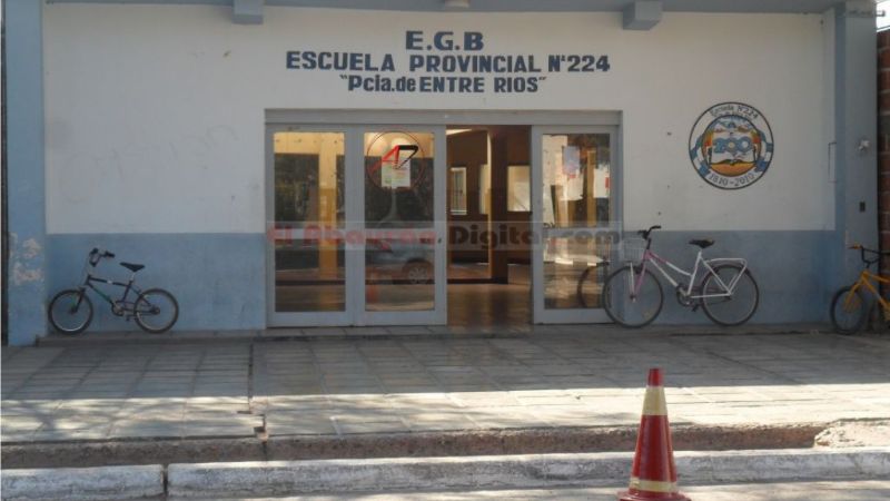Limpiaba el tanque de agua en una escuela y cayó al piso