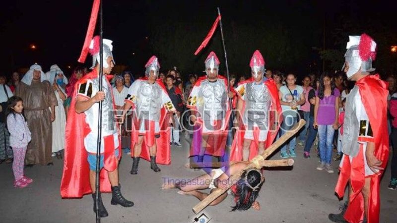 Particular Via Crusis realizado por policías