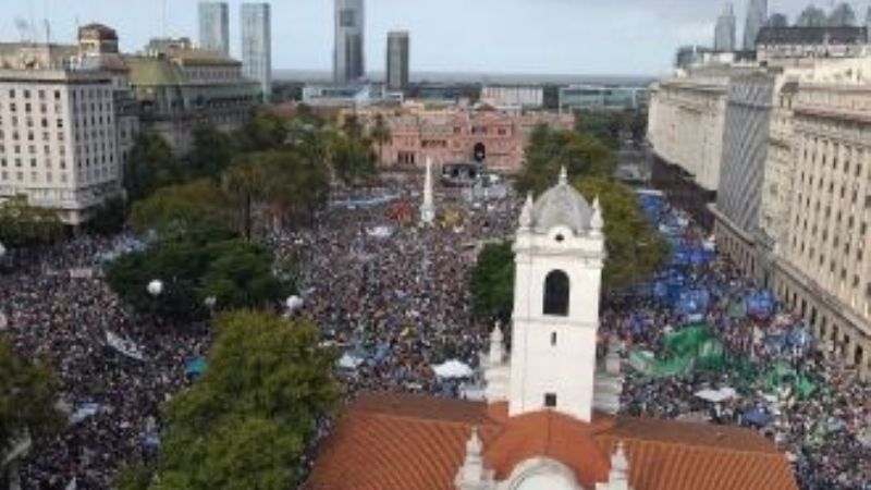 Amplia convocatoria en Plaza de Mayo a 40 años del último golpe militar