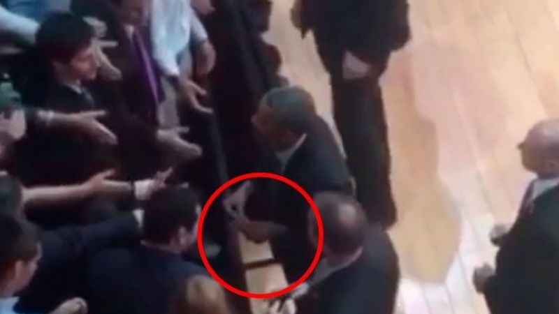 Obama se sacó el anillo mientras saludaba a jóvenes PRO en la Usina del Arte