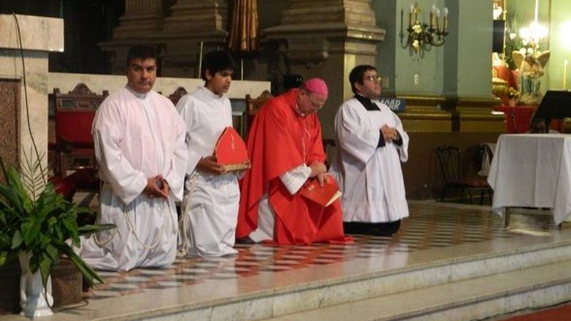 El Obispo presidió la Adoración de  la Santa Cruz en la Catedral Basílica